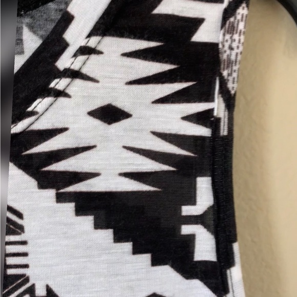 FOREVER21 Aztec Print Black White Tank Top NWOT SIZE L - Picture 8 of 9